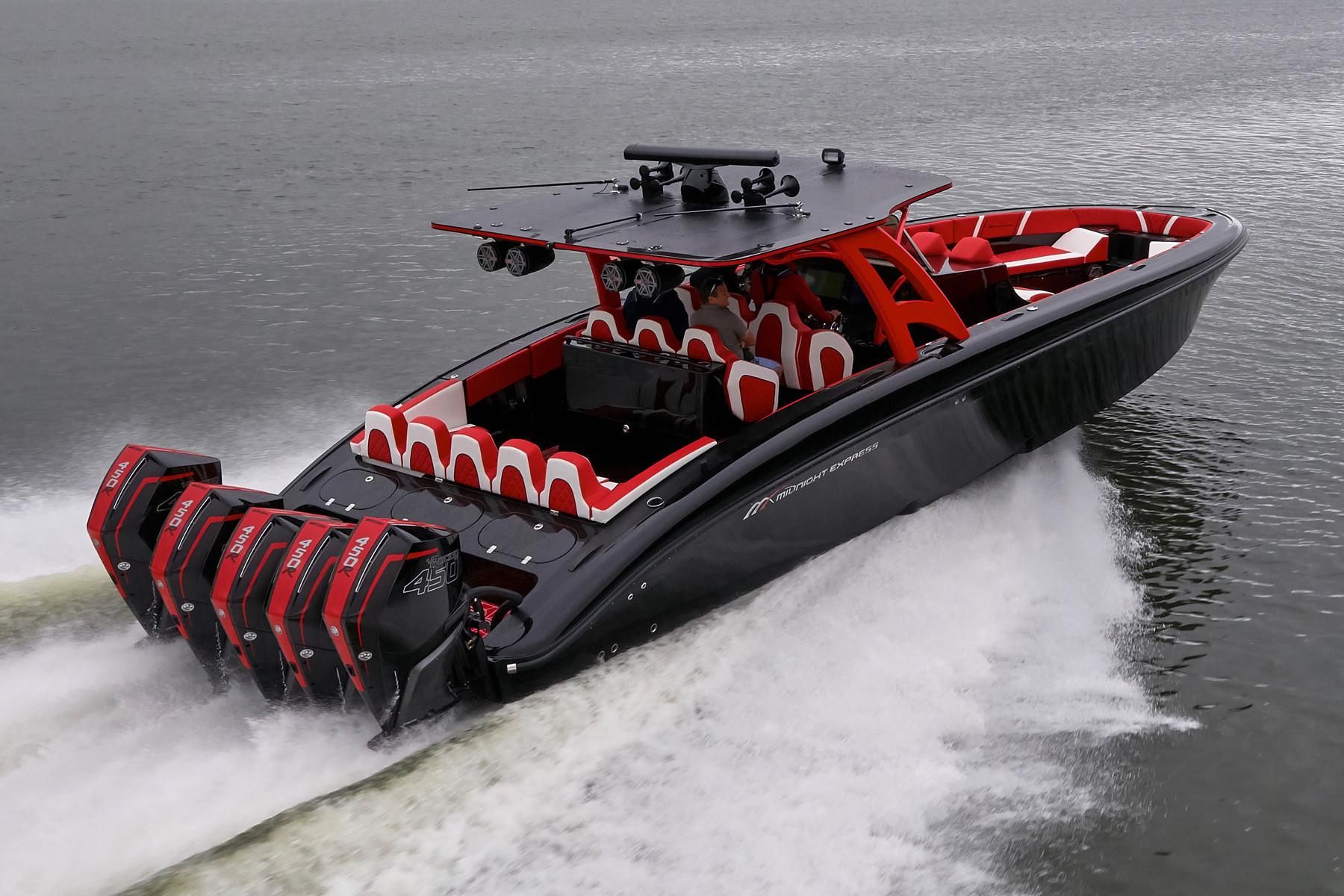 High-performance boat on the water - Seaview Mobile Marine Services